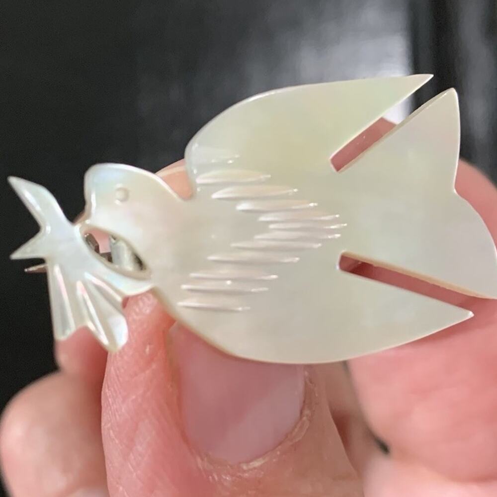 Sweet Vintage Carved Mother-of-Pearl Dove with Olive Branch Pin - Picture 6 of 9